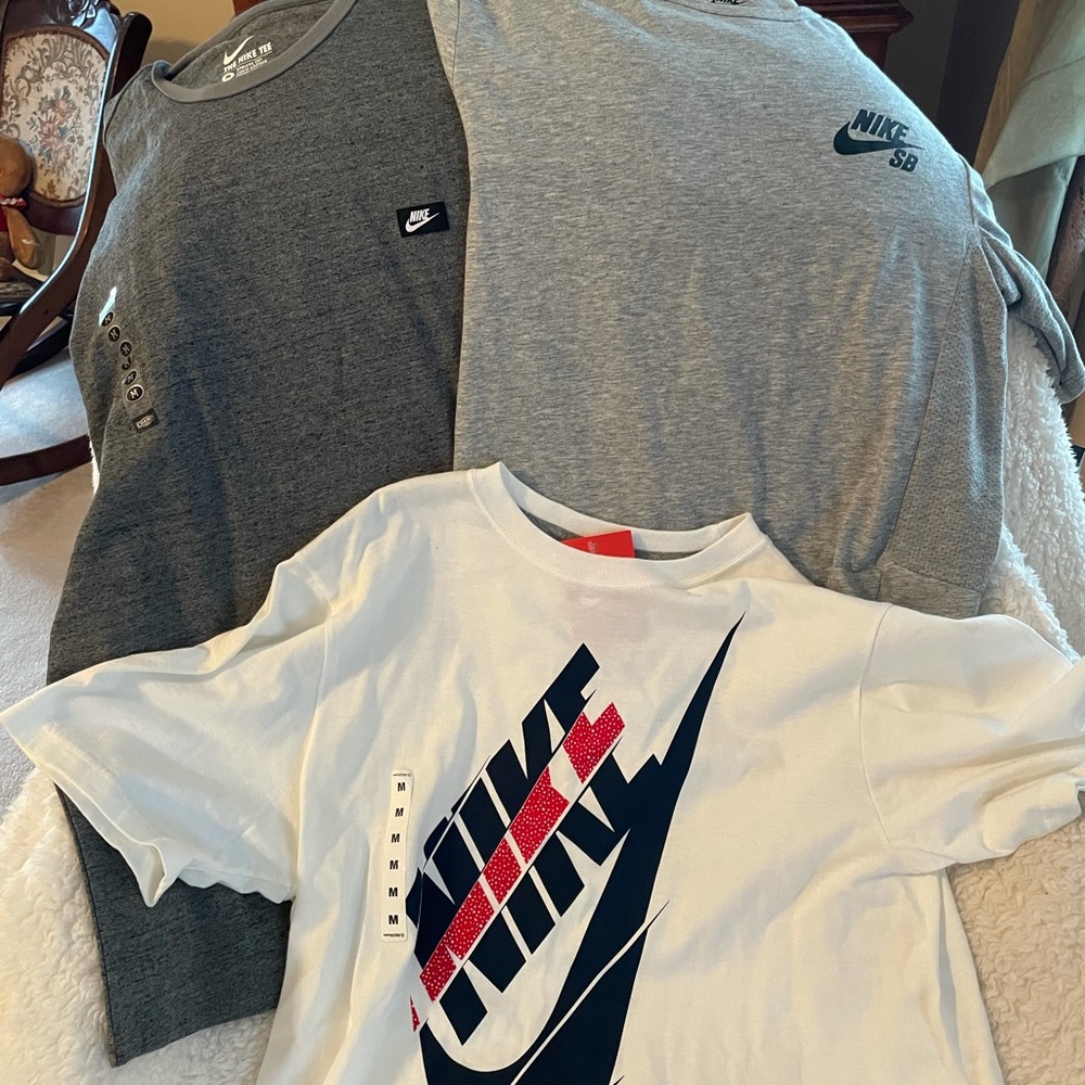 SOLD.  Mens Nike tshirt